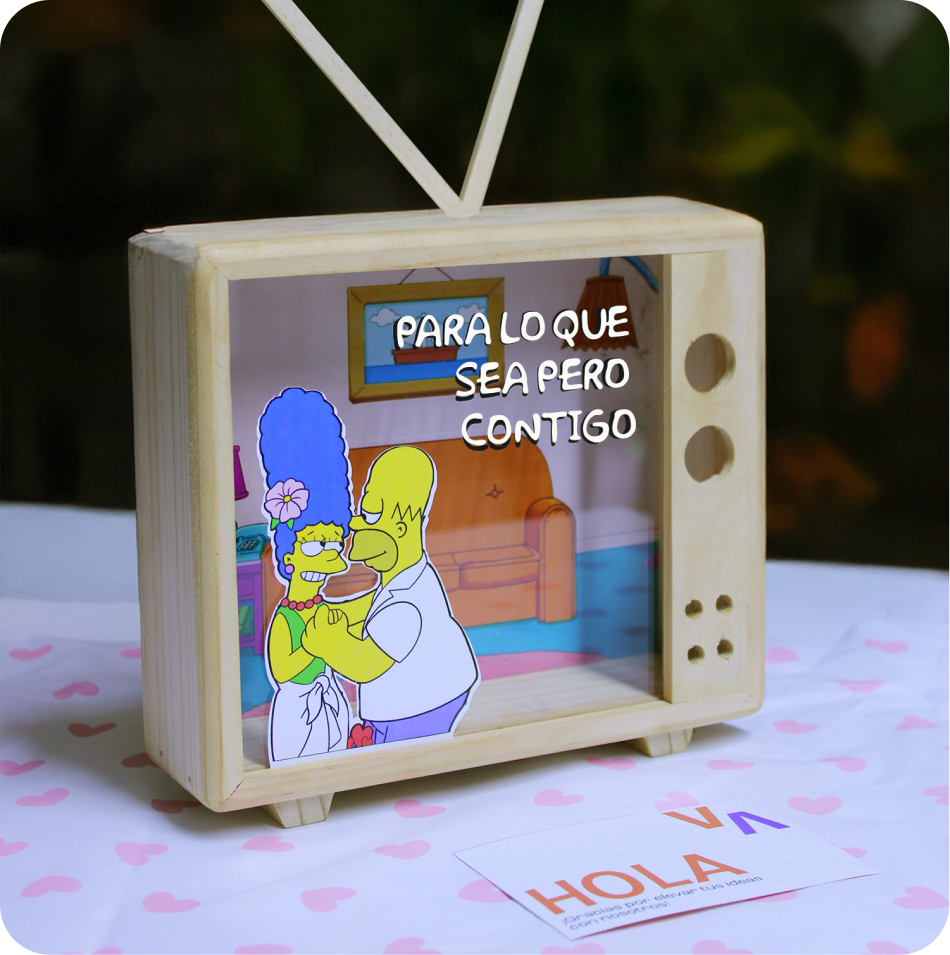 Cuadro de madera con forma de televisor y una lámina de los Simpson personalizada por Elevarte