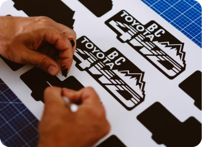Depilado manual de un pliego de stickers troquelados